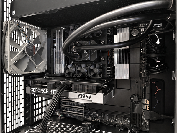 Innenansicht einer AMD Threadripper PRO 9995WX Workstation mit ASUS Pro WS WRX90E-SAGE SE Mainboard, Wasserkühlung und Noctua Lüftern.